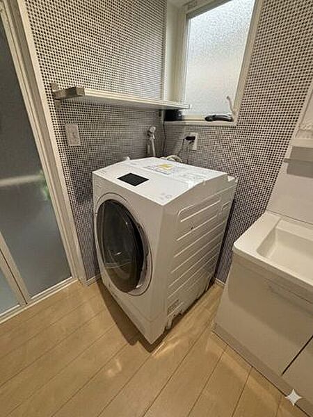 家事動線がスムーズな、使いやすい洗濯機置場。