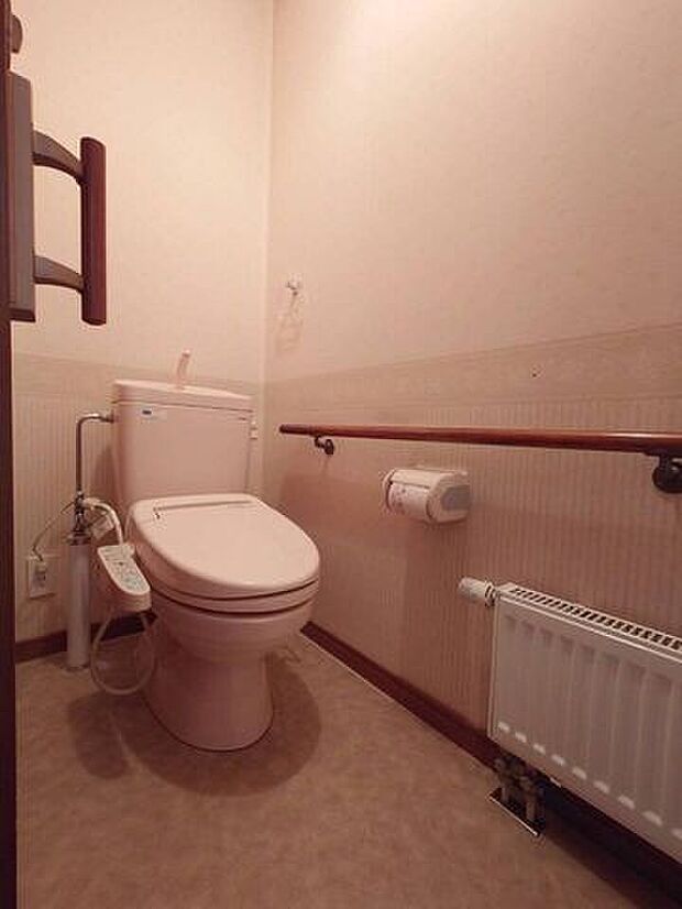 《2階　トイレ》1階と2階のどちらにもあるため、混雑する時間帯もスムーズに利用でき便利です。
