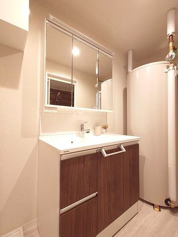 《洗面化粧台》大きな鏡が使いやすい洗面化粧台、収納スペースも充実！