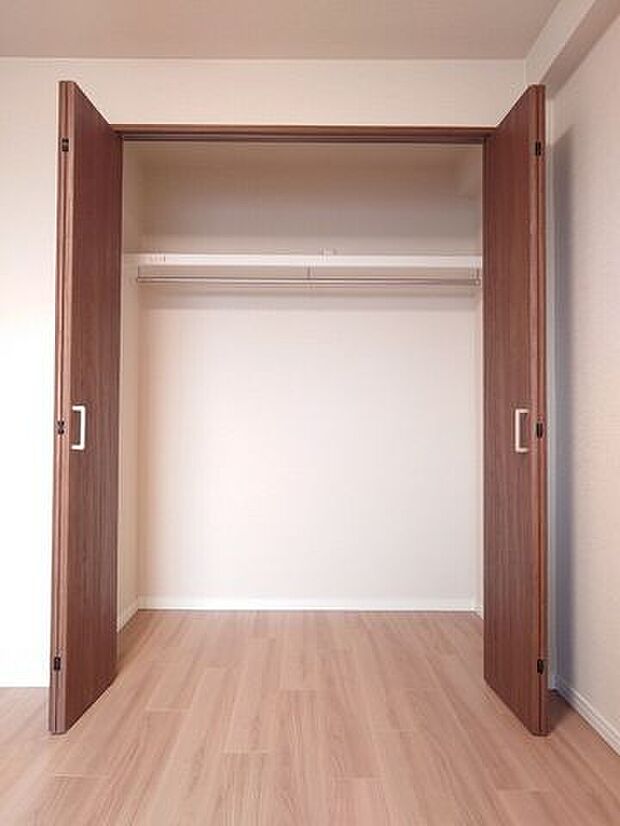 《洋室2　クローゼット》各部屋に収納スペースを確保しています。