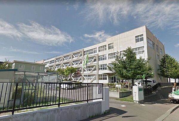 《西野第二小学校》お子様も無理なく安心して通うことができる距離です。 750m