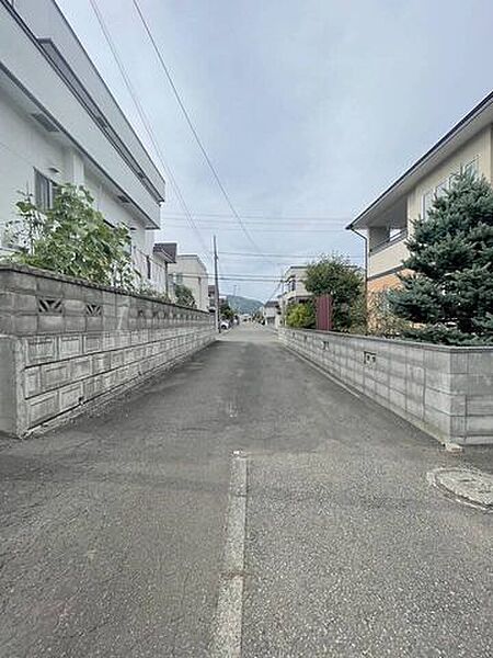 《外観写真》隣地と合わせて約4ｍのため、車両の出入りも問題ありません！