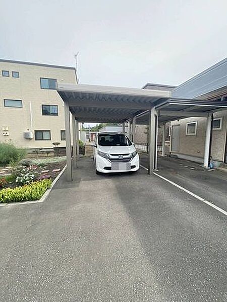 《外観写真》カーポートを設置可能な広さの土地です。