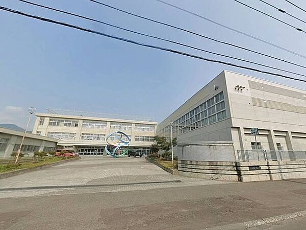 《手稲東中学校》勉強、部活等で忙しいお子様も通いやすい距離です。 700m