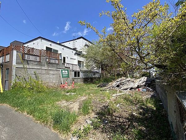 ≪外観≫南東側から見た現地の様子です。