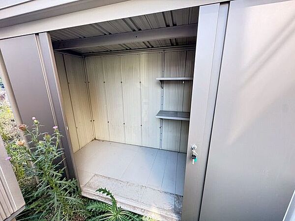 ≪物置≫建物裏手に大容量の物置付きです。タイヤやアウトドア用品なども収納可能です。