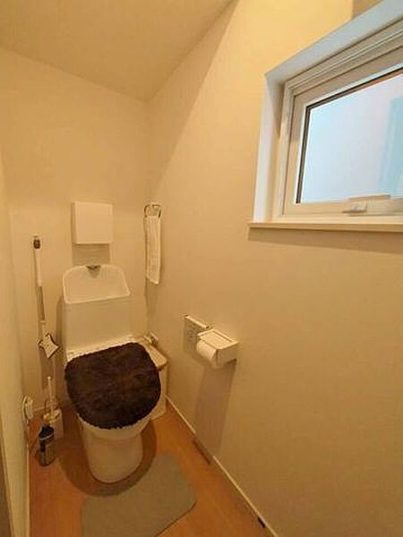 《トイレ》ウォシュレット付きトイレです。お手入れがしやすくいつでも快適！