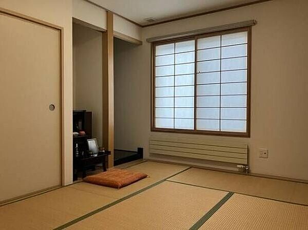 《和室》約6帖のお部屋です。畳の上でおくつろぎいただけます。やわらかい畳のお部屋はお子様のお昼寝や遊び部屋など様々な用途でお使いいただけます。