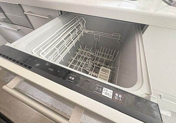 《キッチン》毎日の家事の負担を減らしてくれる食洗器付き！スペースも取らずスッキリ♪