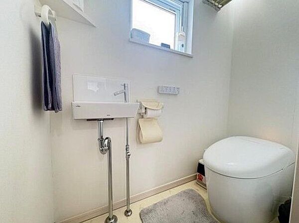 《トイレ》ウォシュレット付きトイレです。凹凸が少なくお掃除しやすいデザイン！