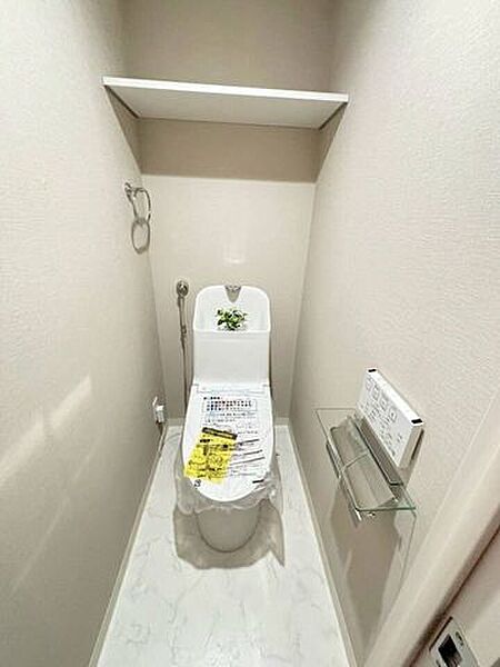 《トイレ》ウォシュレット付きトイレです。上部棚あり！ストック品や掃除用品の収納に♪