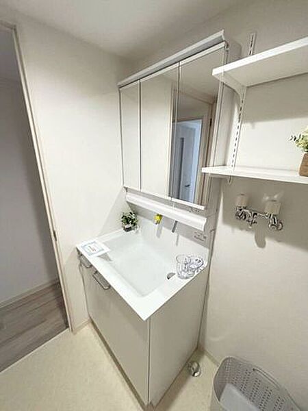 《洗面化粧台》シンプルで使いやすい洗面化粧台。下の扉を開けるとストック品等を収納可能です。