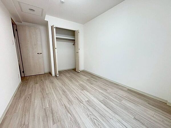 《洋室2》約7帖のお部屋です。ゆったりとおくつろぎいただけます。