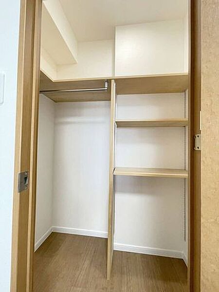 《ウォークインクローゼット》収納物の管理がしやすい♪衣替えの必要もなく季節に応じた管理がラクになります。