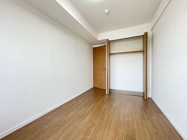 《洋室1》クローゼットあり。各部屋に収納スペースを確保しており、お部屋をすっきりとお使いいただけます。