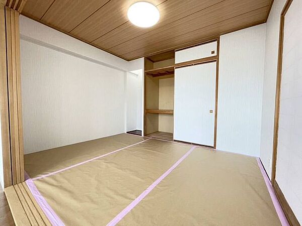 《和室》リビング横約6帖の和室。リビングの延長として、お子様のお昼寝や遊び部屋など様々な用途でお使いいただけます。