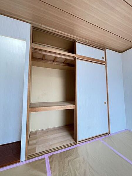《和室　押入》奥行きがあり、お布団等もすっきり収納可能！