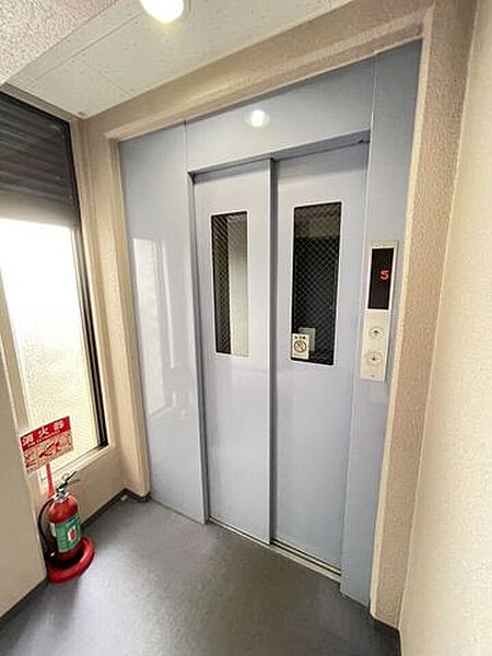 《エレベーター》