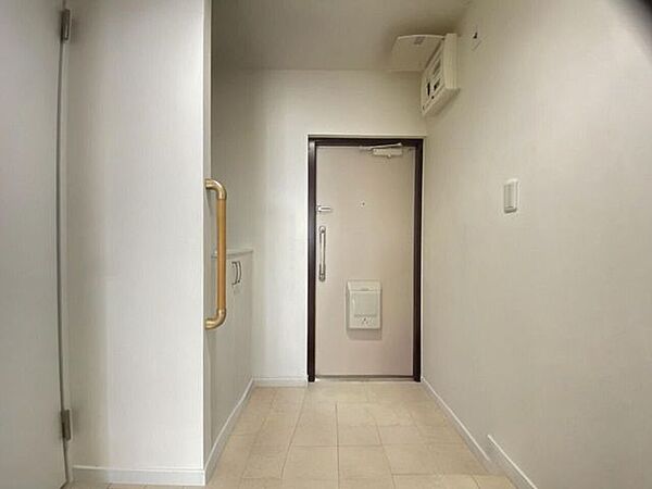 《玄関》みなさまをお迎えする玄関。シンプルな内装で落ち着いた印象です。シューズボックスがあり収納スペースをしっかりと確保。