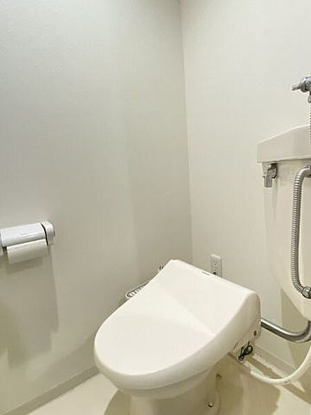 《トイレ》ウォシュレット付きトイレです。