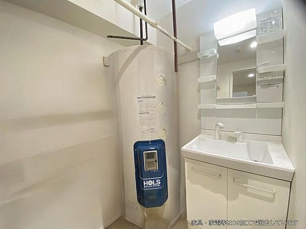 《洗面化粧台》シンプルで使いやすい洗面化粧台。下の扉を開けるとストック品等を収納可能です。※こちらの写真はＣＧ加工をしております。ご了承ください。