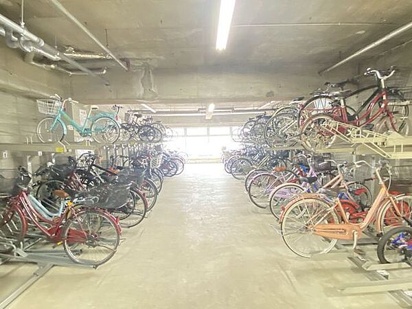 《屋内駐輪場》自転車を雨・雪・外部からの盗難から守ってくれます。