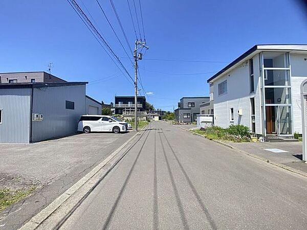 《外観写真》前面道路の様子です。