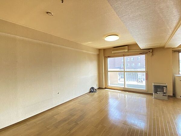 《リビング》南西向きで日当たり良好！リフォーム素材としてもおすすめです。