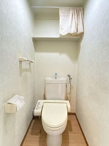 《トイレ》ウォシュレット付きトイレです。上部収納あり！ストック品や掃除用品の収納に♪
