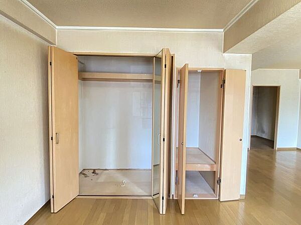 《クローゼット》ＬＤＫにも収納スペースがあります。お掃除グッズや消耗品のストック等使い方は様々♪