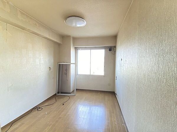 《洋室2》約6帖のお部屋です。クローゼットあり。各部屋に収納スペースを確保しています。