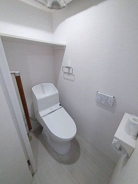 《トイレ》ウォシュレット付きトイレです。上部収納あり！ストック品や掃除用品の収納に♪
