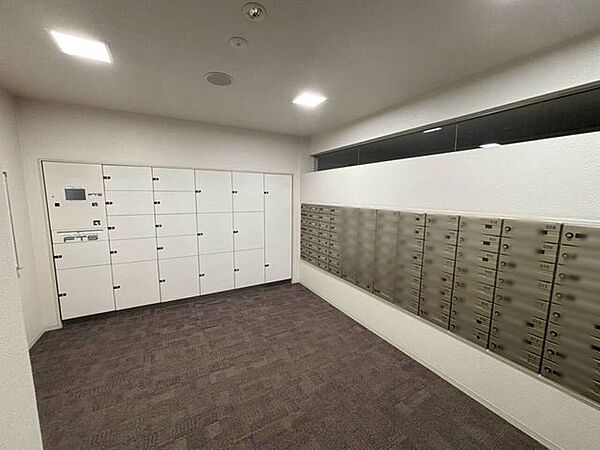 《宅配ボックス》不在時も荷物の受け取りができ便利です。