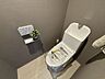 トイレ：《トイレ》ウォシュレット付きトイレです。凹凸が少なくお掃除しやすいデザインです。