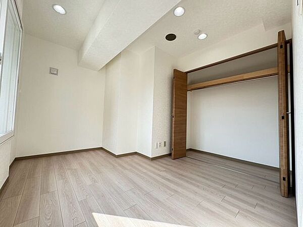 《洋室1》リビング横のお部屋。シンプルな内装でお好みの雰囲気に合わせやすい！