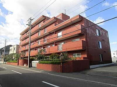 外観:《外観写真》コンビニ、スーパーが近く暮らしに便利な立地のマンションです。 外観:《外観写真》コンビニ、スーパーが近く暮らしに便利な立地のマンションです。