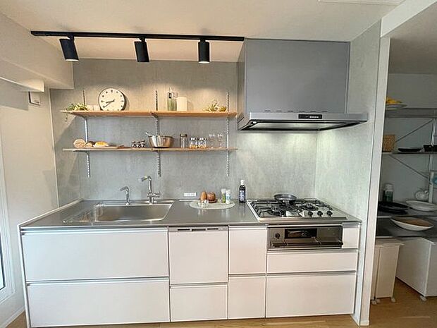 《キッチン》白のシステムキッチンにグレーの壁で、清潔感のある落ち着いた印象のキッチンに。食洗機付きです。