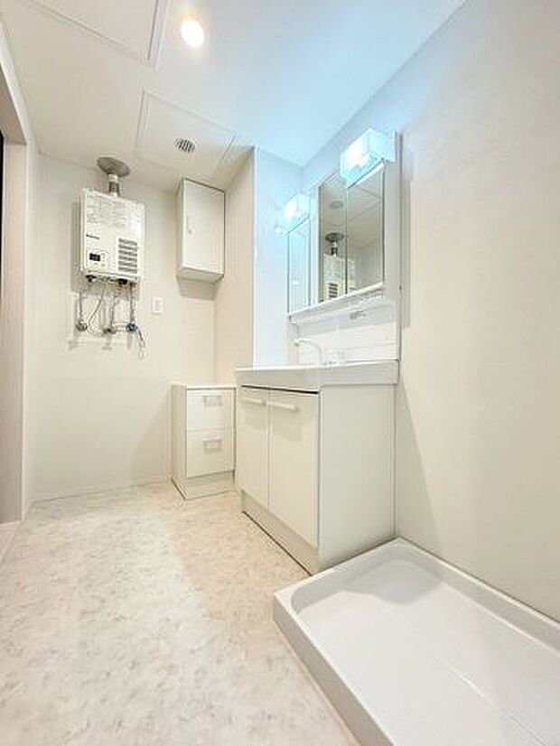 《洗面室》白を基調とした清潔感のある洗面室です。