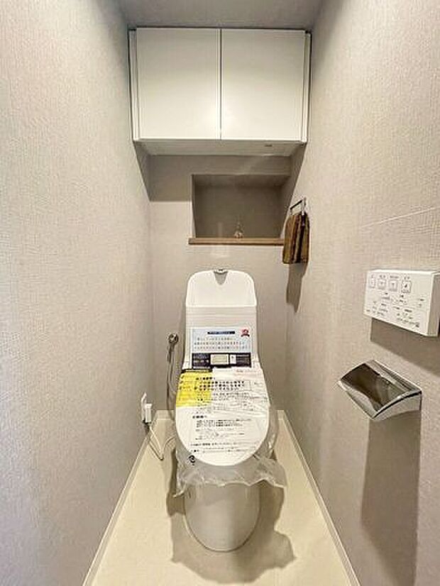 ≪トイレ≫手洗い一体型のウォシュレットトイレ。収納もしっかりございます。
