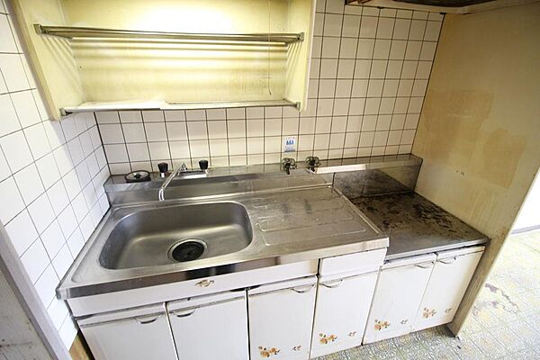 ■キッチンの上部にも収納がございます♪