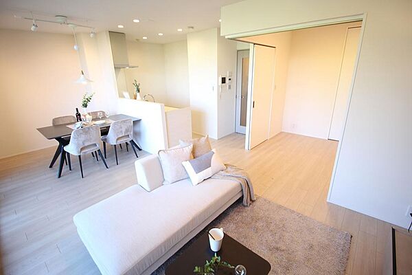 ■隣のお部屋の扉を開放しリビングとして広くお使い頂く事も可能です♪
