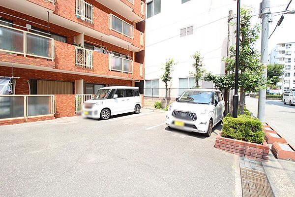 ■マンション敷地内に駐車場がございます♪