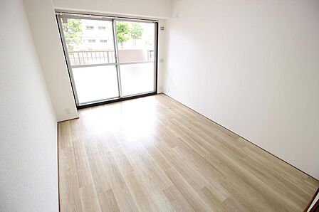 ■バルコニーに面した明るい洋室♪