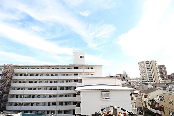 ■前の建物と距離があり、圧迫感はございません♪