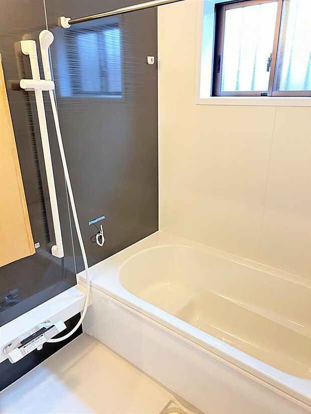 【リフォーム完成】浴室はハウステック製の新品のユニットバスに交換しました。足を伸ばせる1坪サイズの広々とした浴槽で、1日の疲れをゆっくり癒すことができますよ。