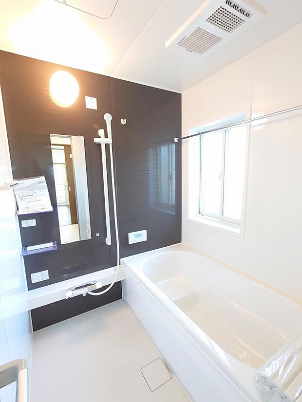 【リフォーム済】浴室はハウステック製の新品のユニットバスに交換します。足を伸ばせる1坪サイズの広々とした浴槽で、1日の疲れをゆっくり癒すことができますよ。