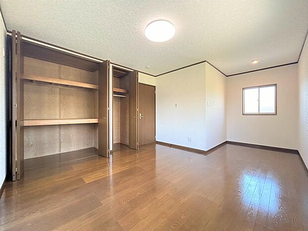 【リフォーム済】2階10帖の洋室の写真です。床はクリーニング、壁と天井はクロス張替を行いました。収納スペースも充実しているので、お荷物の多い方でも安心ですね。