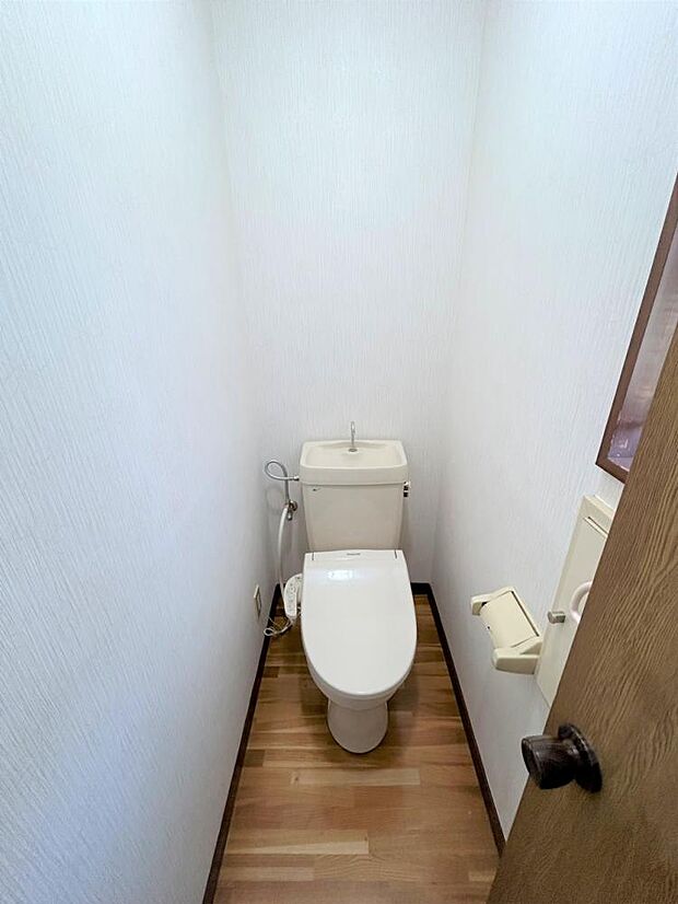 【現況販売中】2階トイレの写真です。2階にもトイレがあるのは便利ですね。