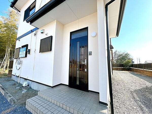 【外構工事完成済み/即入居可能】玄関外部の写真です。ポーチタイルは洗浄、玄関扉はクリーニングと鍵交換を行いました。モニター付きインターホンも設置いたしましたので、来客時も安心ですね。