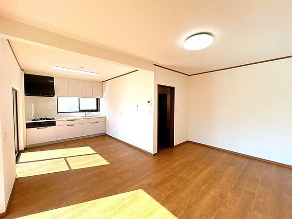 【外構工事完成済み/即入居可能】リビングの写真です。フローリング上張り、壁天井クロス張替、照明交換などを行いました。約13.5帖のスペースがあり、団らんの場になりそうね。